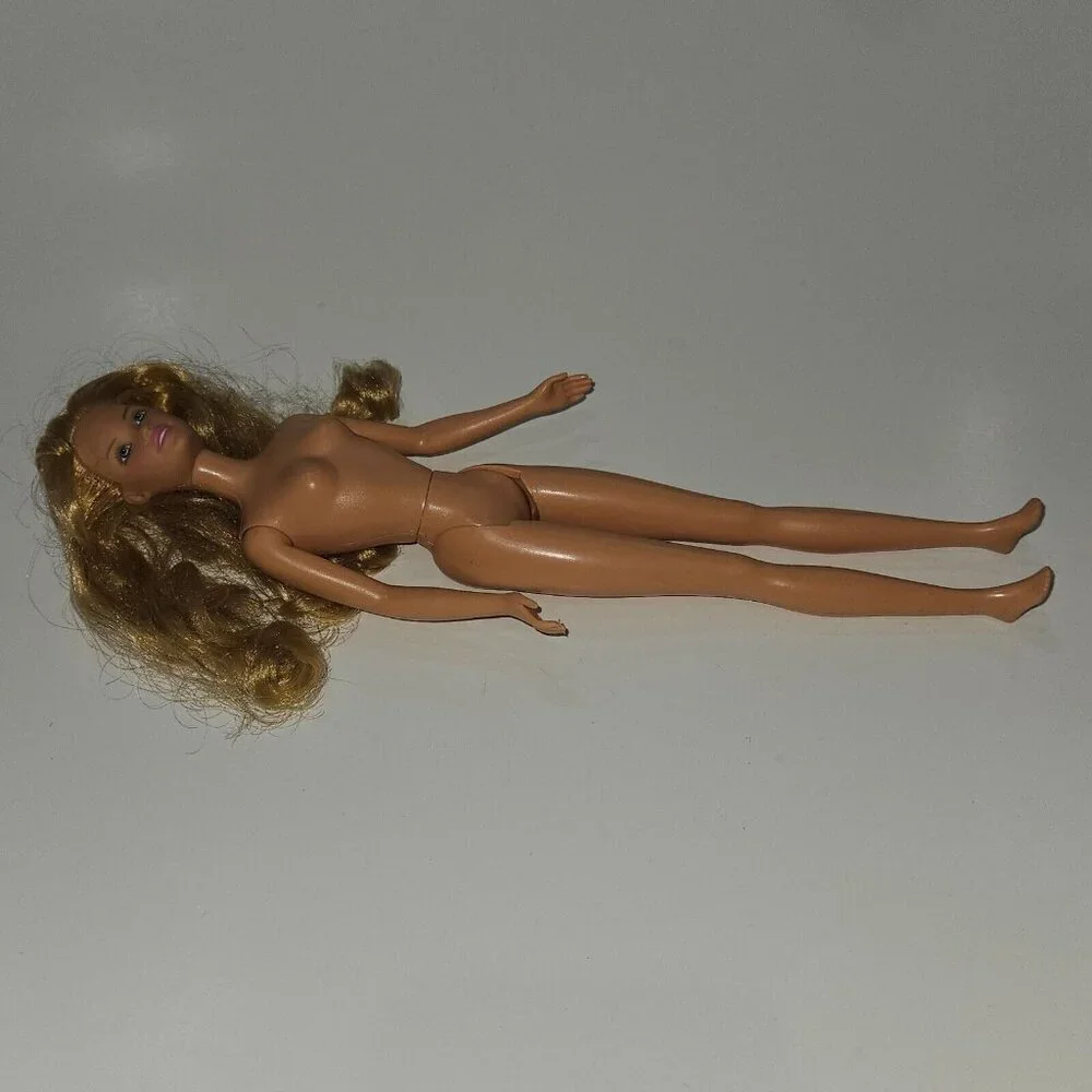 Barbie Doll Wavy Blonde Hair Swivel Waist Blue Eyes Pink Lips Nude Mattel 1995